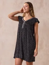 Camisón corto azul marino con estampado floral celeste, escote en V con puntilla blanca y botones.