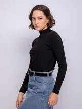 Polera color crema de tejido de punto, manga larga y cuello alto.