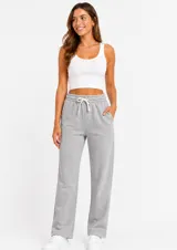 Pantalón de jogging de felpa en color gris melange, con corte recto, cintura elástica con cordón ajustable y bolsillos laterales.
