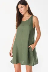 Vestido corto de lino verde militar, sin mangas, con escote redondo y bolsillos laterales.