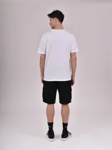 Remera gris con estampado frontal de la palabra "Tokyo" en letras mayúsculas blancas.