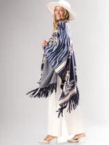 Ruana abierta con estampado de cebra y motivos florales, terminada en flecos.