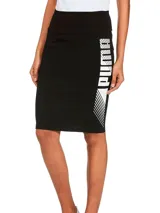 Pollera deportiva Puma Ess Graphic Skirt color negro, con diseño ajustado y el logo de la marca estampado en blanco en el lateral.
