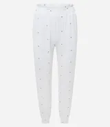 Pijama de dos piezas confeccionado en tejido de punto acanalado color blanco con estampado de pequeñas cerezas. Incluye una blusa de cuello redondo y manga larga, y un pantalón con cintura elástica y puños ajustados en los tobillos.