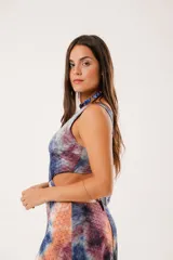 Vestido largo batik con escote en V, sin mangas y corte en la cintura.