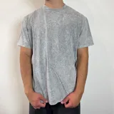 Remera de algodón con efecto lavado (acid wash) en color gris, de corte regular y cuello redondo.