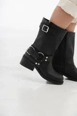 Bota de cuero negra de caña media con hebillas metálicas y taco bajo.