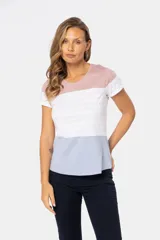 Remera de cuello redondo con bloques de color rosa, blanco a rayas y celeste.