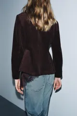 Blazer Zara de pana color bordó, con cuello solapa de muescas, cierre frontal con dos botones, bolsillos delanteros con solapa y forro interior.