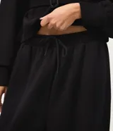 Pantalón balloon de modal color bordó, de corte amplio en las piernas con botamangas ajustadas, cintura con cordón ajustable y bolsillos funcionales.