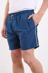 Short de baño verde con cintura elástica y cordón ajustable.