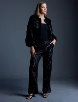 Chaqueta crop de piel sintética, marca Joseph A., con diseño de textura acanalada, manga larga y abertura frontal.