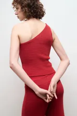 Top asimétrico color crema de tejido de punto calado.