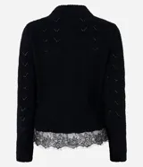 Saco de punto abierto color negro, con cuello redondo, manga larga y cierre frontal con botones. Presenta un diseño de textura tejida y detalle de encaje en el ruedo.