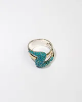 Anillo plateado con doble banda, dublé de oro y piedras turquesas incrustadas.