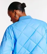 Campera bomber celeste con diseño acolchado de rombos, cuello redondo de punto, cierre frontal con cremallera y mangas largas con puños elásticos.