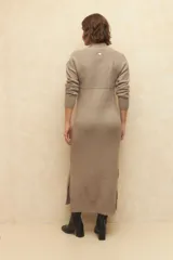 Vestido largo de punto color gris, con cuello alto, mangas largas y aberturas laterales en el ruedo.