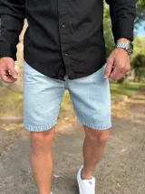 Bermuda de jean de corte clásico, color celeste claro y diseño liso.