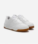 Championes blancos de caña baja con recortes, lazo por cordón y suela contrastante color marrón.