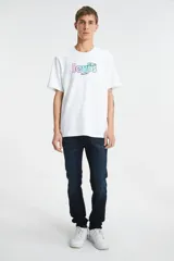 Pantalón de jean azul oscuro, corte skinny, tiro medio y confeccionado con tejido stretch.