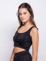 Top deportivo negro con efecto brillante (sparkles), escote cuadrado y tirantes anchos.