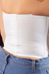 Corset largo blanco de encaje con ballenas, aro y copa. Forrado en jersey y espalda en cetinete. Breteles desmontables y regulables.