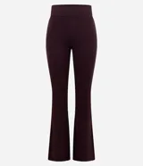 Pantalón de corte flare con cintura ancha, confeccionado en tejido de microfibra. Presenta un diseño ajustado en caderas y muslos con una apertura acampanada desde la rodilla.