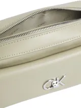 Bandolera rectangular color verde claro, con correa de cadena plateada y logo CK plateado en el frente.