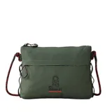 Bolso tipo morral Rip Curl, color verde militar, con correa de cuerda ajustable en color negro con detalles en rojo. Presenta cierre superior, bolsillo frontal con cierre y logo de la marca estampado en el frente.