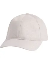 Gorra de béisbol color beige claro con patrón jacquard repetitivo del logo 'CK'. Presenta visera curva y cierre ajustable trasero con herrajes de la marca.