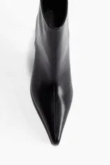 Botines negros de cuero con punta fina y taco aguja.