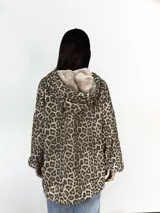 Canguro con estampado animal print de leopardo, forrado en peluche suave, con capucha ajustable, frunces en las mangas y tajos laterales.