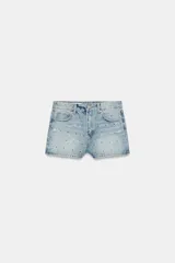 Short de denim de tiro medio con cinco bolsillos, cierre frontal con cremallera y botón metálico, adornado con aplicaciones de brillos en la parte frontal.