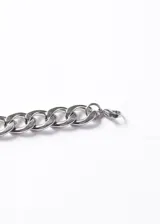 Pulsera de cadena de eslabones gruesos tipo cubana, fabricada en acero quirúrgico con acabado brillante y cierre de mosquetón.