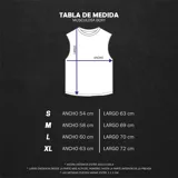 Musculosa marrón con cuello redondo y estampado pequeño de alas en el pecho.