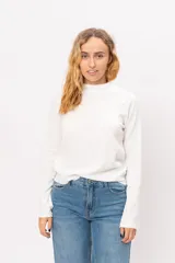 Remera de textura acanalada con cuello medio alto y mangas largas estilo oxford. Diseño básico y versátil de calce ajustado.