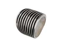 Anillo ancho de plata 925 con diseño de líneas horizontales en bajo relieve y acabado empavonado.