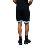Short deportivo negro con forro o borde inferior celeste. Presenta el logo de Umbro en la pierna derecha.