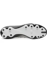 Championes de fútbol Under Armour Magnetico Pro 6 FG, color plateado con detalles en negro y fucsia. Cuenta con capellada auxética UA Liquid Clone, sistema de cordones asimétrico y cuello de punto.