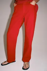 Jeans de tiro medio con corte recto y largo completo, confeccionados en algodón. Presentan cintura con trabillas, diseño de cinco bolsillos y cierre frontal con cremallera y botón.