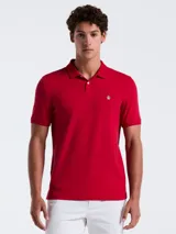 Polo roja de piqué de algodón orgánico, corte recto, cuello con solapa y logo bordado en el pecho.