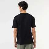 Remera negra de corte oversize y cuello redondo, confeccionada en algodón.