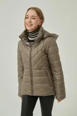 Campera puffer con capucha, color camel, confeccionada en poliéster con relleno acolchado, cierre frontal y diseño entallado.