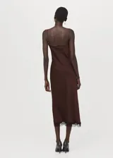 Vestido midi de satén marrón con tirantes finos y detalles de puntilla negra en el escote en V y en el ruedo.