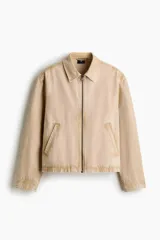 Campera de algodon con cuello, cierre frontal, bolsillos diagonales insertados en el frente y puños abotonados, sin forro.