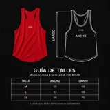 Musculosa roja de corte clásico, confeccionada en tejido de alto gramaje con detalle de bordado pequeño en el pecho.
