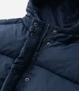 Campera puffer acolchada azul marino de Ashua, con capucha, mangas largas, bolsillos frontales, cordón regulable en la cintura y cierre frontal con broches a presión.
