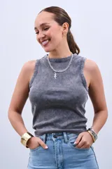Musculosa de algodón con efecto acid wash en color gris, de cuello redondo y corte ajustado al cuerpo.