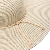 Sombrero de paja color beige con ala ancha y copa redonda.