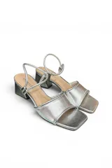Sandalias de tacón Ana Paula modelo 75088, en color dorado, con tira ancha en la parte delantera y tiras finas en el talón. Cuenta con tacón ancho y bajo.